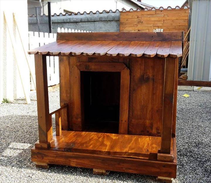собачья будка из деревянных поддонов с навесом спереди