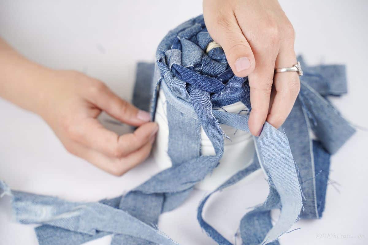 ручное плетение джинсовой ткани вокруг плантатора