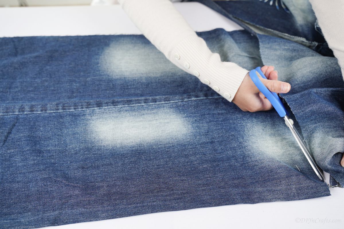 синие ножницы используются для резки джинсовой ткани