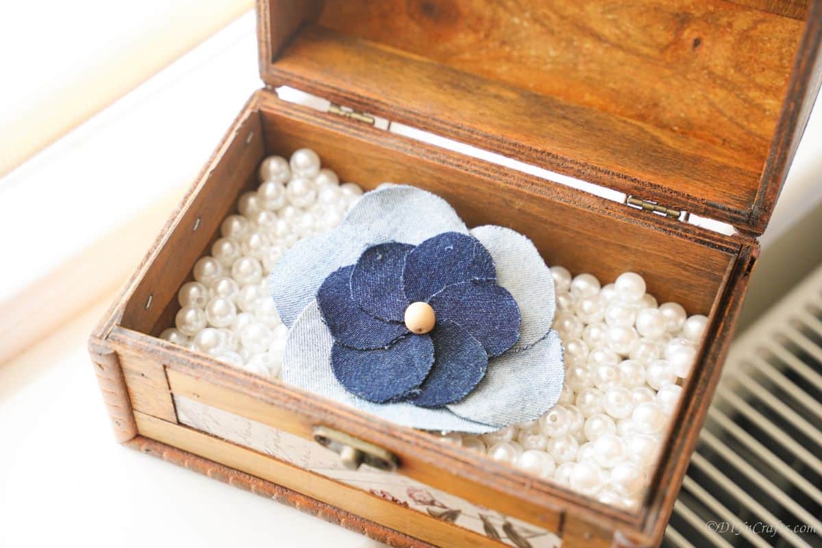 Джинсовая цветочная аппликация поверх искусственного жемчуга в деревянной коробке