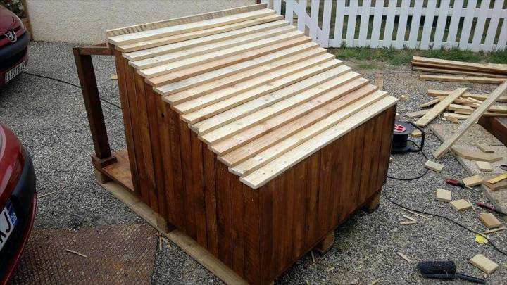 собачья будка из деревянных поддонов с двускатной крышей