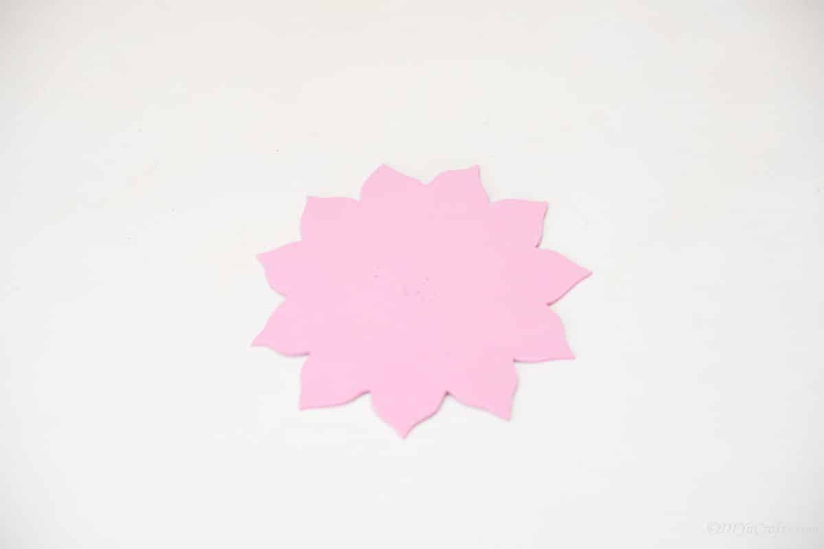 розовый цветок из пенопласта на белом столе