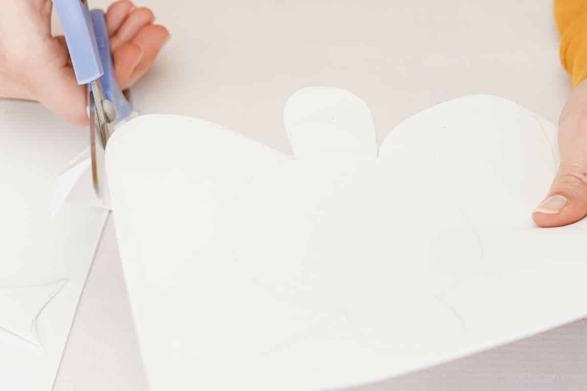 серые ножницы режут белую пенопластовую бумагу