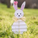 Бумажный пасхальный кролик в траве