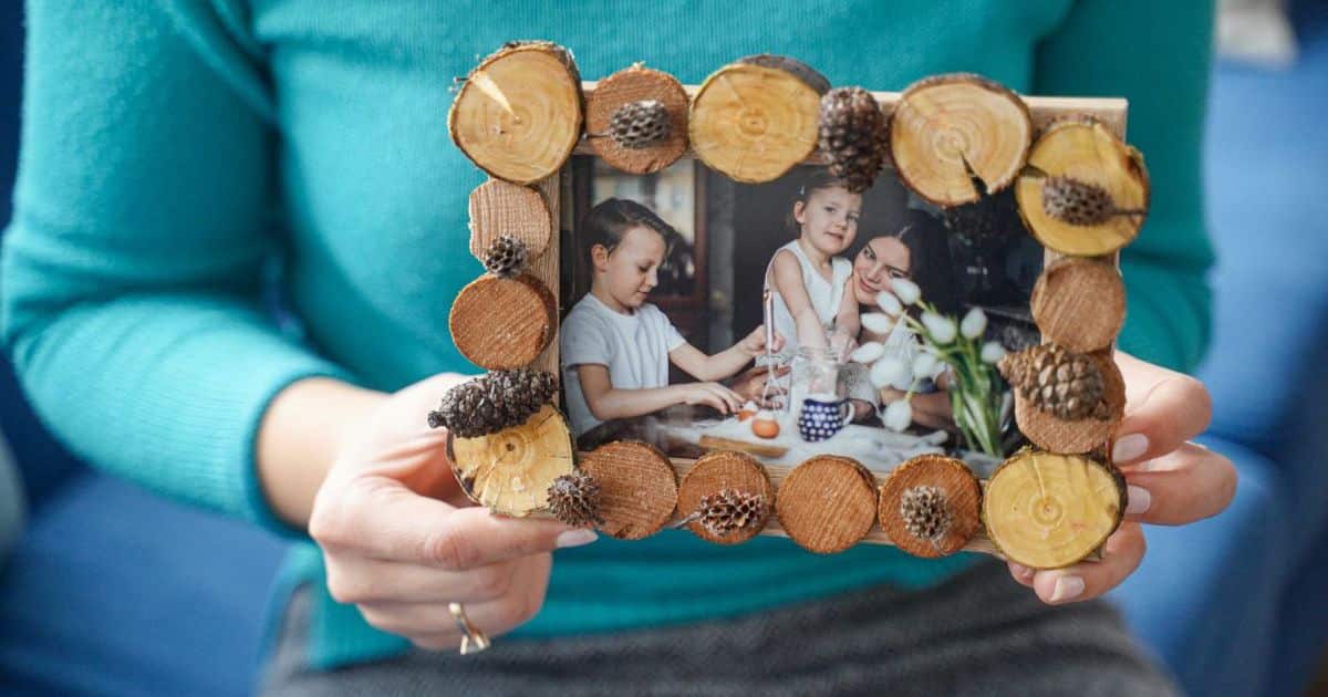 Рамка для фотографий из среза дерева в деревенском стиле