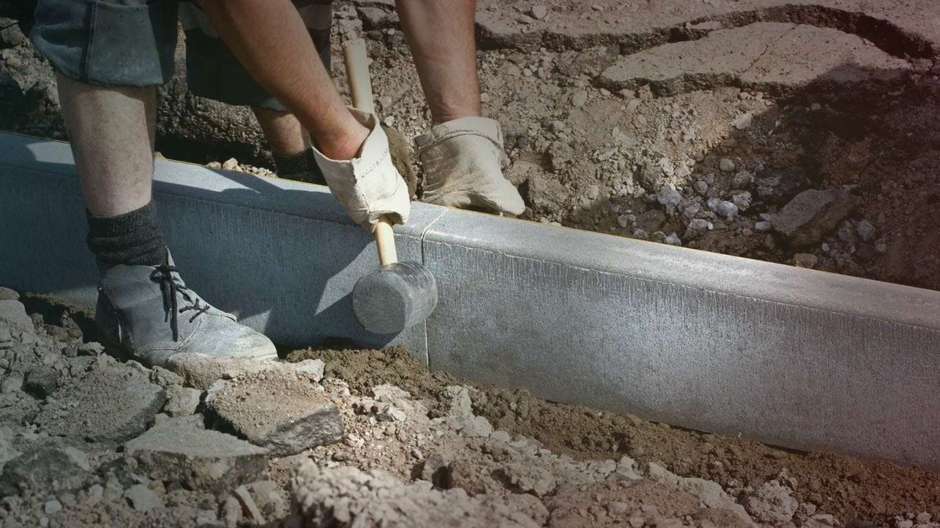 Укладка бетонного бордюра